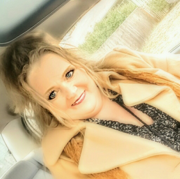 Meet your Posher, Traci - Picture 2 of 8