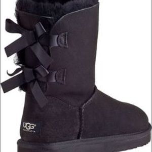 Black Bailey bow uggs