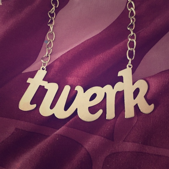Silver twerk necklace