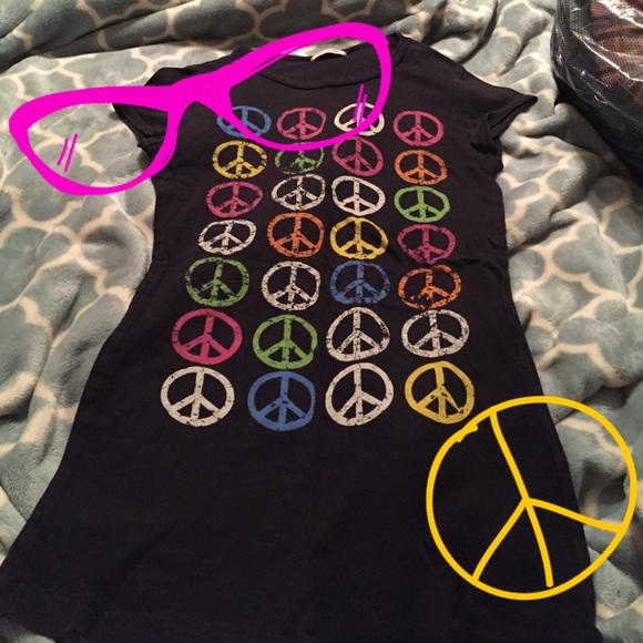 Short sleeve peace sign shirt