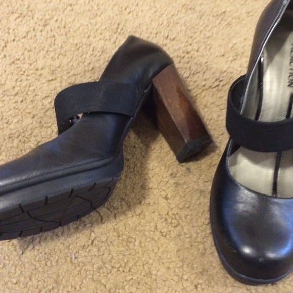 Kenneth Cole Reaction black heels - Picture 2 of 3
