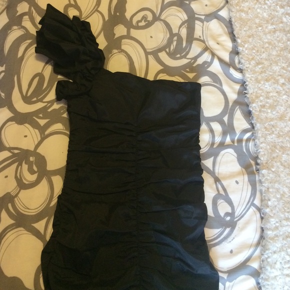 One shoulder tight black dress