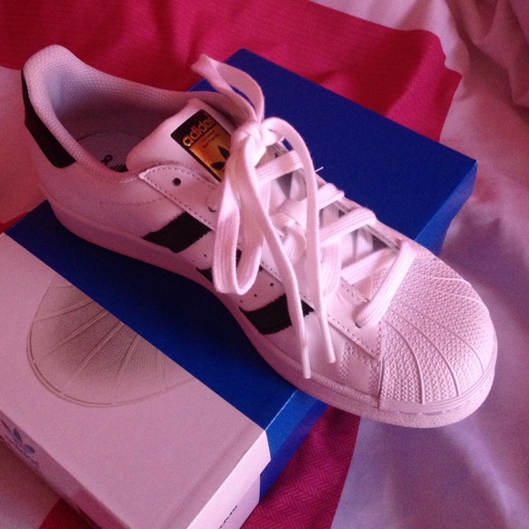 SUPERSTAR ADIDAS 6 and a half!!!!! - Picture 2 of 4