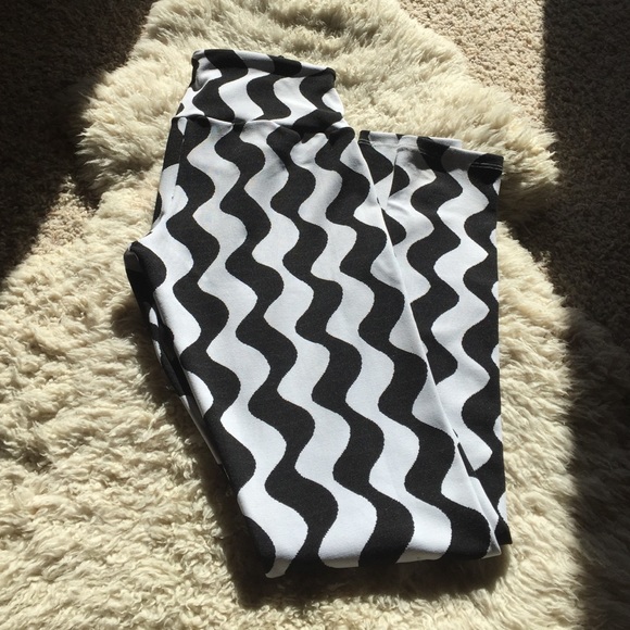 Radiant patterned leggings . Size M/L