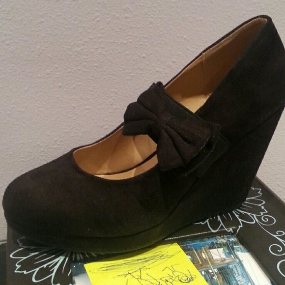 Black wedges