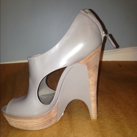 Gucci Platform wedges, grey leather. Open toe!
