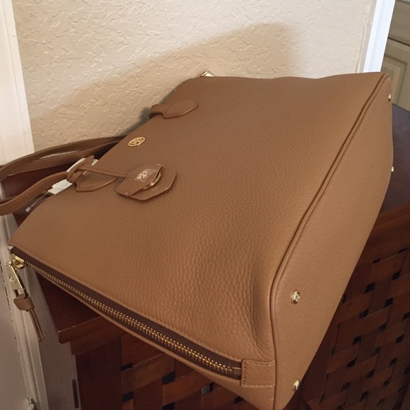 SOLD!!  🆕Tory Burch Robinson "Side-Zip" Tote. NWT - Picture 3 of 4