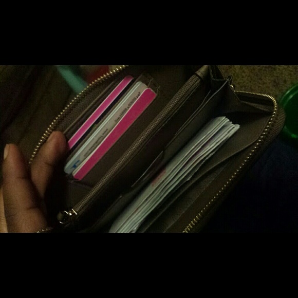 Authentic mk wallet - Picture 2 of 3