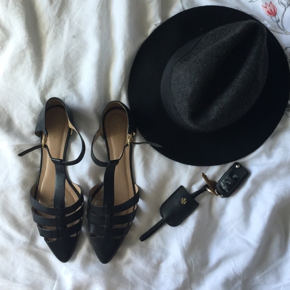 Black pointy Zara-like flats