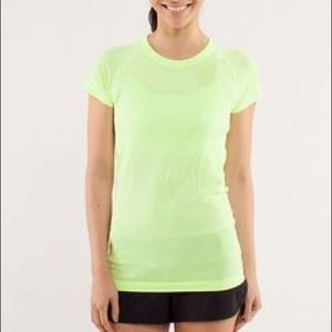 Lululemon run swiftly shirt size 6