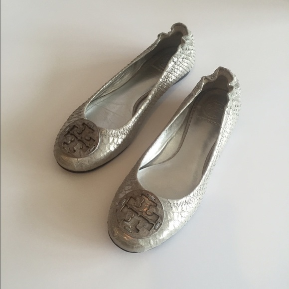 🚫SOLD🚫Tory Burch Reva Silver Snake Skin Flats - Picture 2 of 4