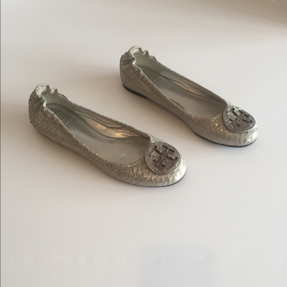 🚫SOLD🚫Tory Burch Reva Silver Snake Skin Flats - Picture 3 of 4
