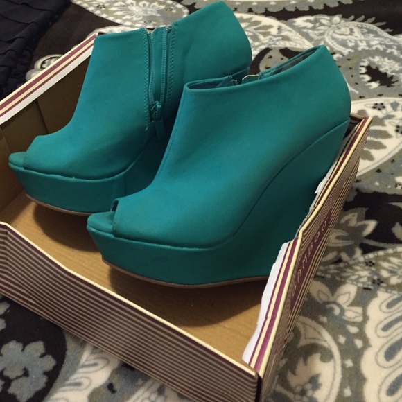 Fun and wild turquoise heeled wedges!!