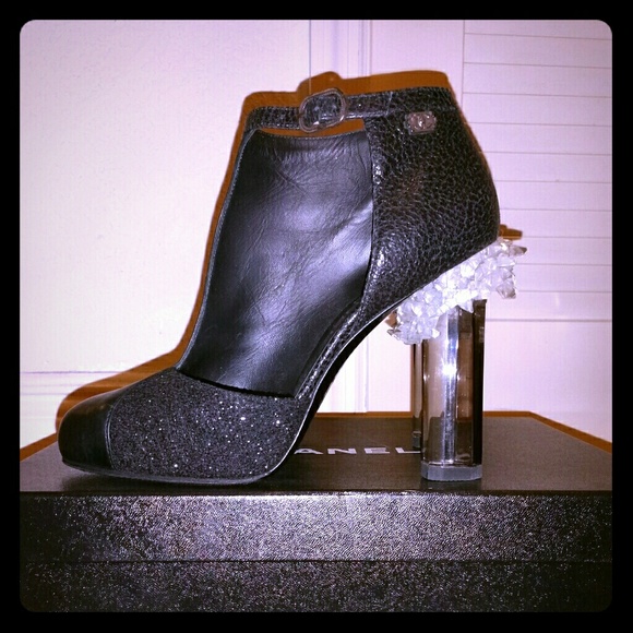 SOLD OUT ON EBAY !!! CHANEL RUNWAY CRYSTAL BOOTIES - Picture 1 of 4