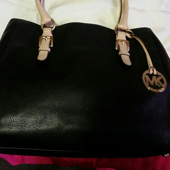 👛 Authentic Mk  HANDBAG  👜 - Picture 2 of 4