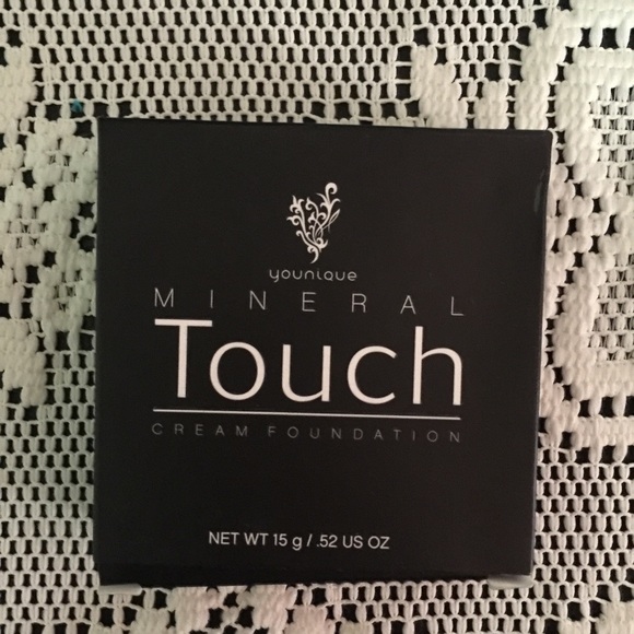 Younique Touch mineral cream foundation