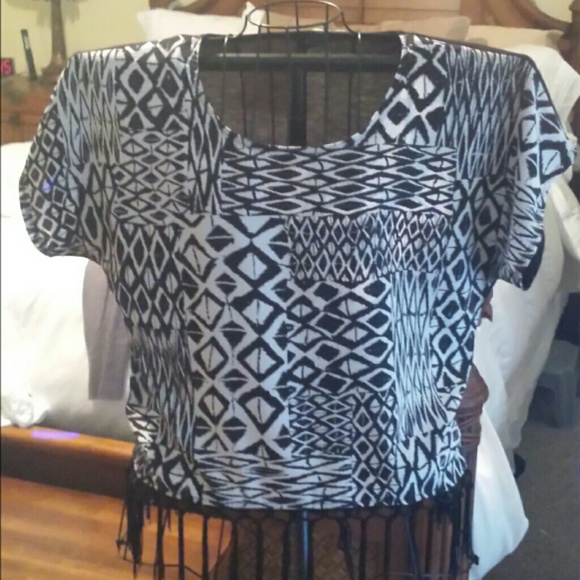 Black and white geometric print front top