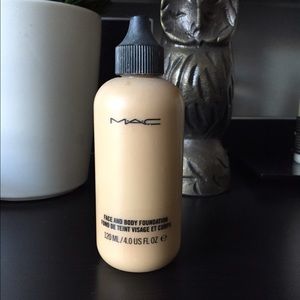 MAC Studio Face & Body Foundation C4