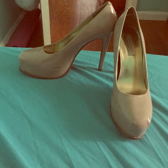 Vera Wang nude pumps with platforms