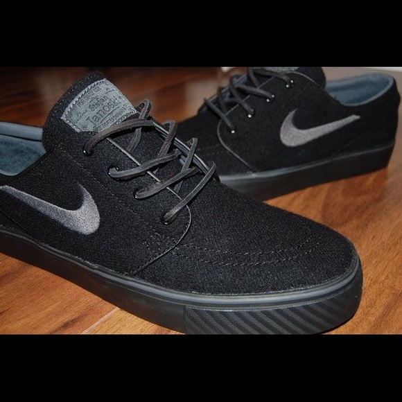 All Black Janoski's
