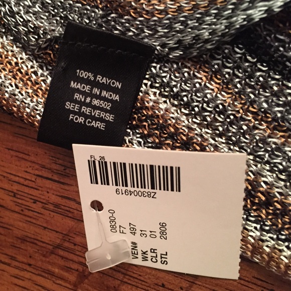 NWT Beautiful Scarf - Picture 2 of 3