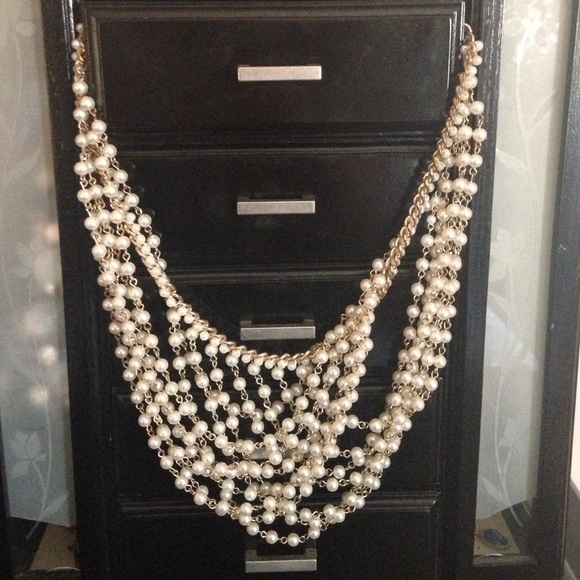 Forever 21 all pearl neck less