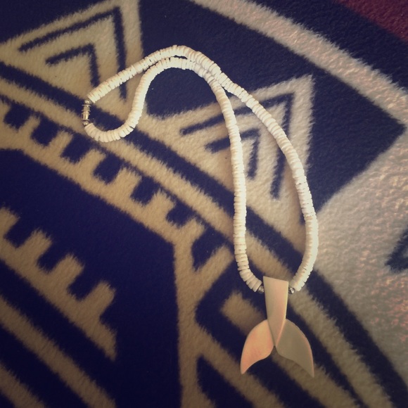 Straight from the islands ! Shark necklace