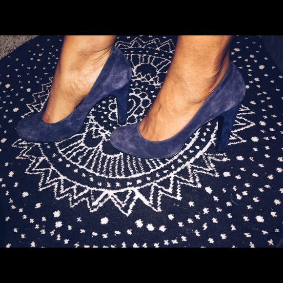 Jessica Simpson mid-heel.