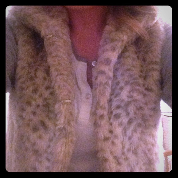 🚫 SOLD 🚫 Faux-fur vest