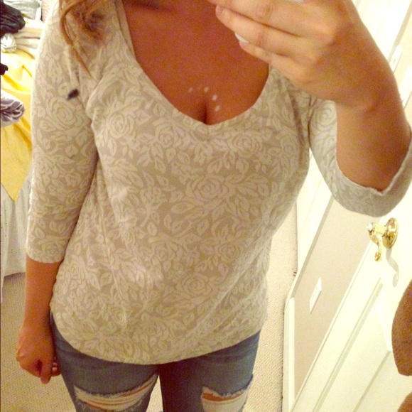 🚫 SOLD 🚫 Quarter -length rose/lace print top