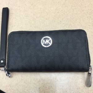 💕$55 this weekend only💕MK wallet/wristlet