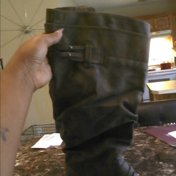 Knee boots - Picture 3 of 3