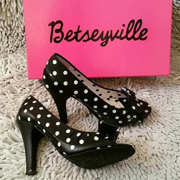 ***Sold*** Black & White polka-dot peep toe pumps