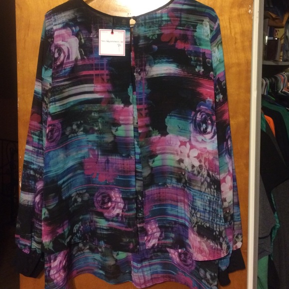 Gorgeous Blouse - Picture 3 of 10