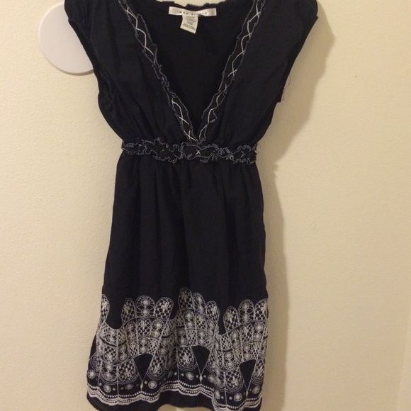 Adorable Max Studio black dress with stitching