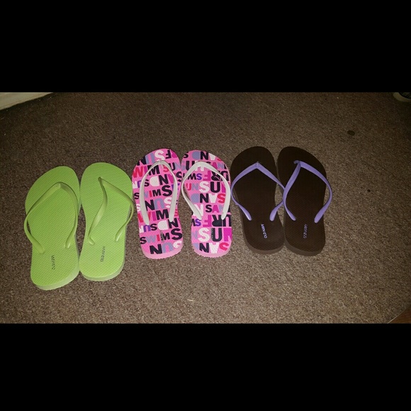 Choose a pair or 2 or all 3 :) Old Navy flip flops - Picture 1 of 2