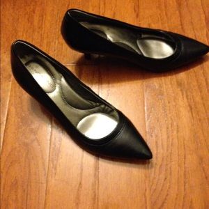 Bandolino black pumps