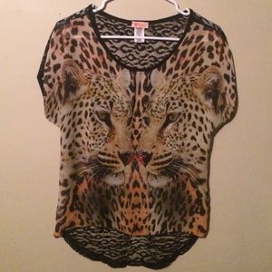 Cute Medium leopardo shirt. In great condition!