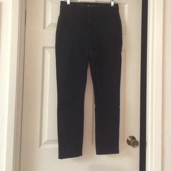 Levis black high rise skinny size 28