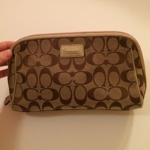 Cute Coach makeup bag!👝