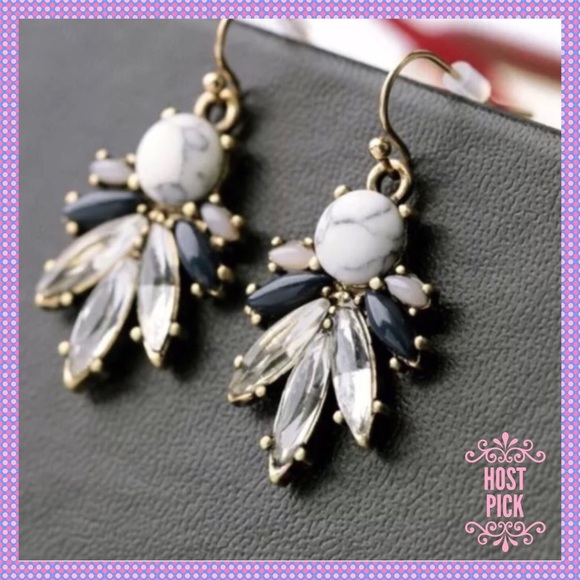 Boutique Jewelry - 💖White Turquoise & Crystals Dangle Earrings🎀