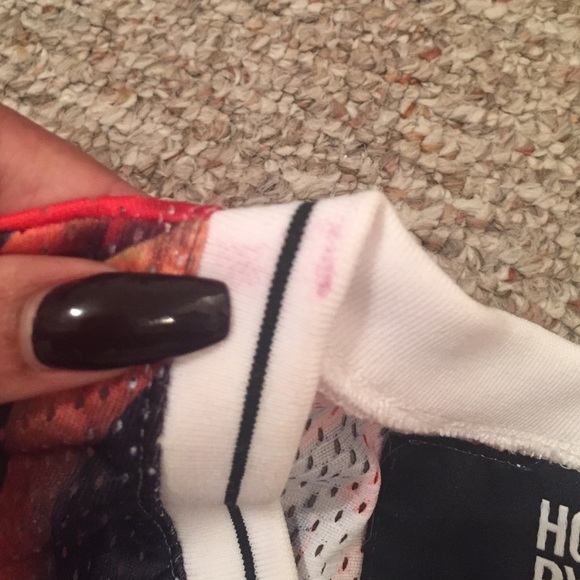 🚫SOLD🚫 Rihanna Red Roses Jersey sz Medium - Picture 3 of 4