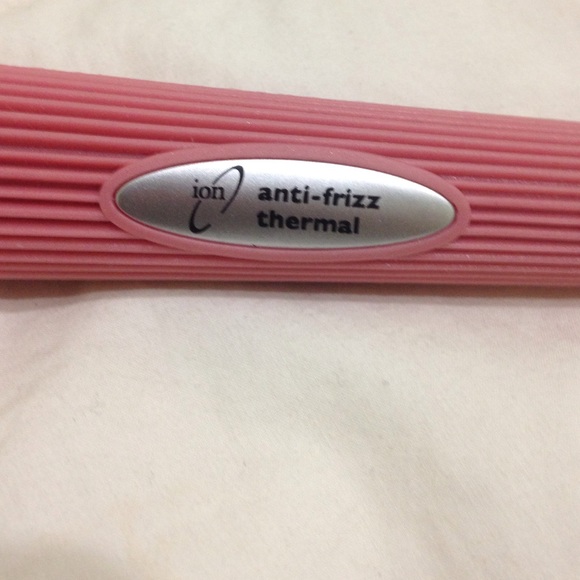 🚫🚫SOLD🚫🚫🚫 Anti-frizz thermal ion round brush - Picture 2 of 3