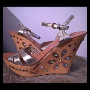 Betsy Johnson wooden jeweled wedge heels sz 9.5