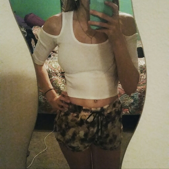 ?Traded? Charlotte Russe Crop Top - Picture 2 of 4