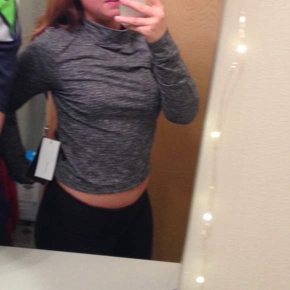 Mock TN heather grey long sleeve crop