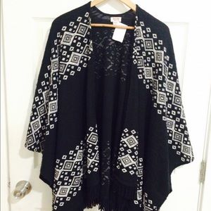 Black & White Poncho 🎉HOST PICK🎉