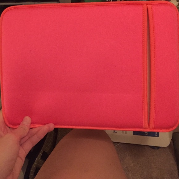 Incase small laptop/tablet case - Picture 2 of 3