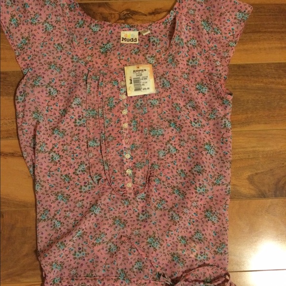 Loose fitting NWT floral top.