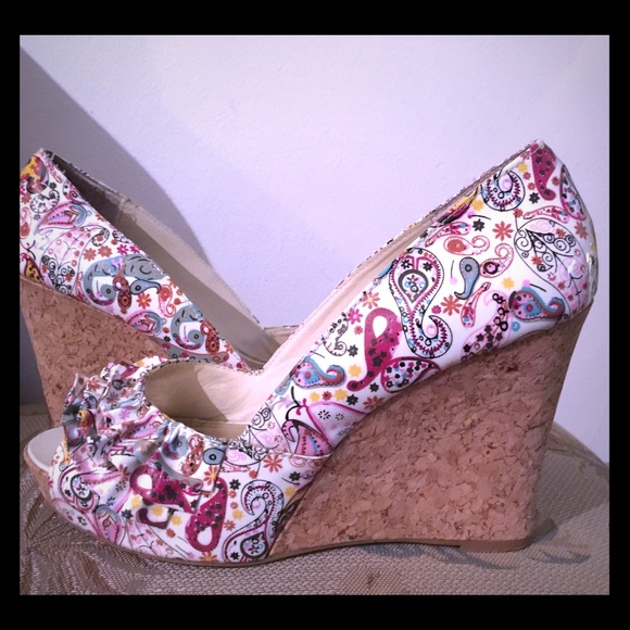 Steve Madden Blac Wedge heels paisley pattern